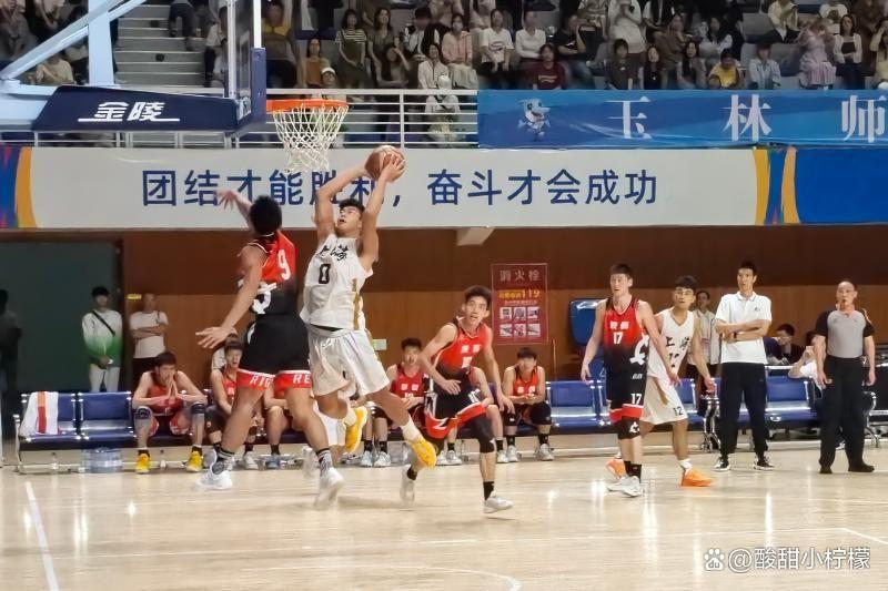 上海男篮全力争取决胜局，全队团结拼搏打出好表现的简单介绍